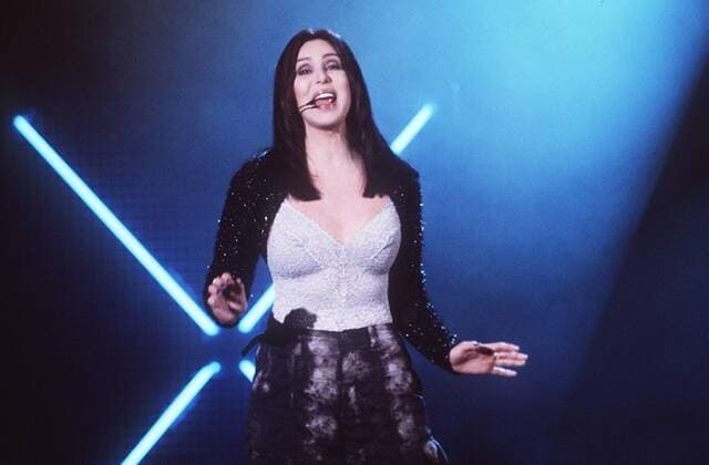 Cher (Sängerin, Schauspielerin) 01 99 thg Frau Musik Pop Gesang Schauspiel Film Kino langhaarig dunkelhaarig USA Amerika TV Fernsehen leger Dekolette Shirt Hose stehend Auftritt Bühne Konzert Studio singend gestikulierend halb quer Wetten, daß...? am 23.01.99 in Augsburg