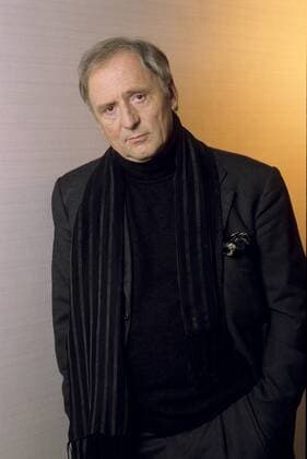Günther Maria Halmer (Schauspieler) 02 99 her Mann Fernsehen TV Schauspiel grauhaarig kurzhaarig leger Pullover Jackett Schal halb hoch neutral stehend