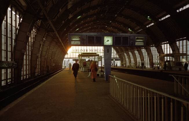 Morgendlicher S-Bahnhof Alexanderplatz in Berlin