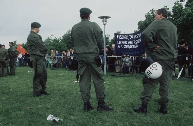 Polizei-Einsatz während des Sonderparteitag der Grünen in Bielefeld 05 99 thg Politik Die Grünen Bündnis 90 Partei Bündnis 90 Die Grünen Parteitag draußen Polizei Uniform Menschen stehend Demonstration Helm Plakat Schild quer Sonderparteitag Bielefeld 13.05.99