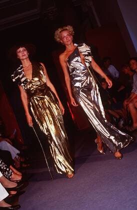 Modenschau der Modeklasse von Vivienne Westwood 07 99 urb Frau Großbritannien Punk Mode Design Modemacher England Modenschau Model Menschen Zuschauer Laufsteg Saal ganz hoch sexy Kleid silber gold glänzend Dekollete Garderobe Kleidung