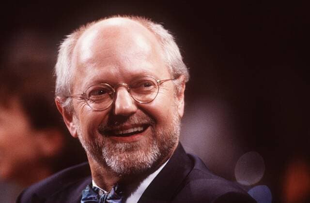 Franz Xaver Ohnesorg (Manager) 05 99 pp Mann Management Musik Halbglatze Brille weißhaarig kurzhaarig Bart seriös Hemd Fliege Jackett lächelnd Portrait quer