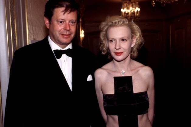 Sunnyi Melles mit Ehemann Prinz Peter zu Sayn-Wittgenstein-Sayn 06 99 urb TV Fernsehen Schauspiel Verleihung Film Filmpreis Berlin seriös festlich stehend lächelnd halb quer Deutscher Filmpreis 1999 in Berlin