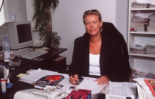 Marion Horn (Chefredakteurin Hamburger Morgenpost ) 06 99 her Frau Journalismus Publizistik Zeitung Zeitschrift Redaktion blond kurzhaarig Top Dekollete Brille Sonnenbrille Blazer Top Büro Zimmer sitzend Unterlage Stift haltend PC Computer Regal Bücherregal lächelnd halb quer