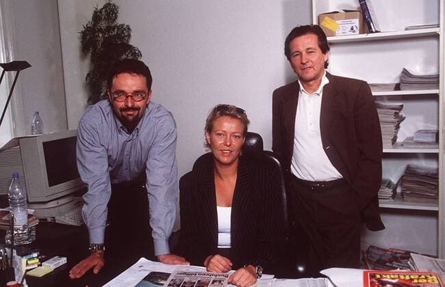 v.li.: Eric Markuse, Marion Horn, Hansjörn Muder 06 99 her Journalismus Publizistik Zeitung Zeitschrift Redaktion Büro Zimmer Tisch Hamburger Morgenpost Regal Bücherregal halb quer