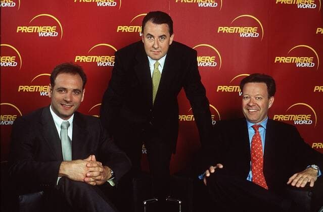 Premiere World : Carsten Schmidt, Markus Tellenbach, Ferdinand Kayser (v.l.) 08 99 her Mann Management TV Fernsehen Medien Geschäftsführung Premiere World seriös Jackett Hemd Krawatte Logo Stuhl dunkelhaarig Halbglatze halb quer