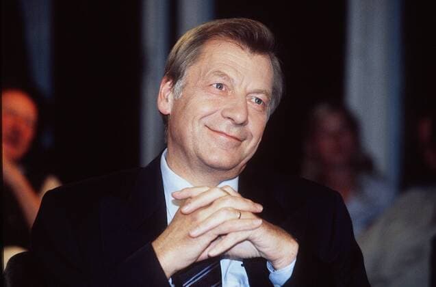 Eberhard Diepgen, 80. Geburtstag am 12. November Eberhard Diepgen (CDU-Politiker) 09 99 te Mann Politik CDU Partei kurzhaarig Hemd Jackett Krawatte seriös Portrait quer lächelnd Hände aufstützend