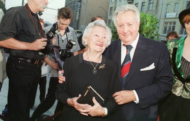 Lutz Jahoda & Schwester Elisabeth Farbnegativ 09 99 urb Verleihung Preis Preise Fernsehpreis Fernsehpreise TV Fernsehen Goldene Henne Goldene Henne festlich seriös Gäste Gast stehend draußen Moderation halb quer