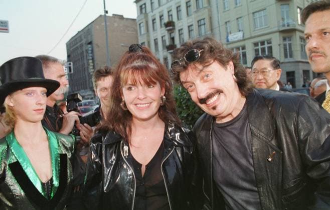 Dieter Hertrampf ( Puhdys ) mit Ehefrau Liane Farbnegativ 09 99 urb Verleihung Preis Preise Fernsehpreis Fernsehpreise TV Fernsehen Goldene Henne Goldene Henne Musik Rock Pop Gesang stehend draußen lächelnd halb quer