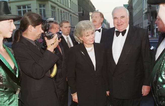Helmut Kohl mit Ehefrau Hannelore Farbnegativ 09 99 urb Verleihung Preis Preise Fernsehpreis Fernsehpreise TV Fernsehen Goldene Henne Goldene Henne Musik Politik CDU Partei festlich seriös stehend draußen lächelnd halb quer
