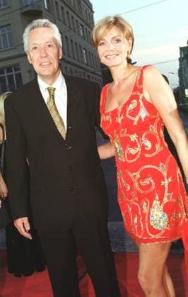 Egon F. Freiheit & Maren Gilzer Farbnegativ 09 99 urb Verleihung Preis Preise Fernsehpreis Fernsehpreise TV Fernsehen Goldene Henne Goldene Henne Musik Medien Management festlich seriös stehend draußen umarmend lächelnd halb hoch