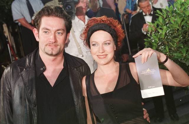 Andrea Horn mit Andy Nice Farbnegativ 09 99 urb Verleihung Preis Preise Fernsehpreis Fernsehpreise TV Fernsehen Goldene Henne Goldene Henne Musik Medien Moderation stehend draußen halb quer