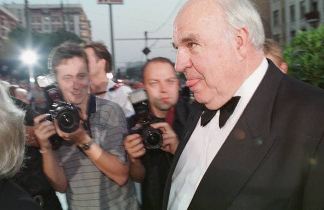 Helmut Kohl Farbnegativ 09 99 urb Verleihung Preis Preise Fernsehpreis Fernsehpreise TV Fernsehen Goldene Henne Goldene Henne Musik Politik CDU Partei festlich seriös stehend draußen Jackett Hemd Fliege Grimasse Zunge halb quer