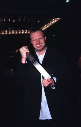 Stefan Raab (TV-Moderator, Musiker) 03 00 urb Mann Musik Gesang Sänger Pop Produktion Moderation TV Fernsehen Unterhaltung Show tv total dunkelhaarig kurzhaarig Stoppelschnitt Bart Schnäuzer leger Jackett Gehrock schwarz glänzend schimmernd Hemd hellblau T-Shirt weiß stehend Saal Halle dunkel halb hoch Grimasse grinsend Preis Auszeichnung haltend Figur Echo 2000 am 09.03.2000 in Hamburg