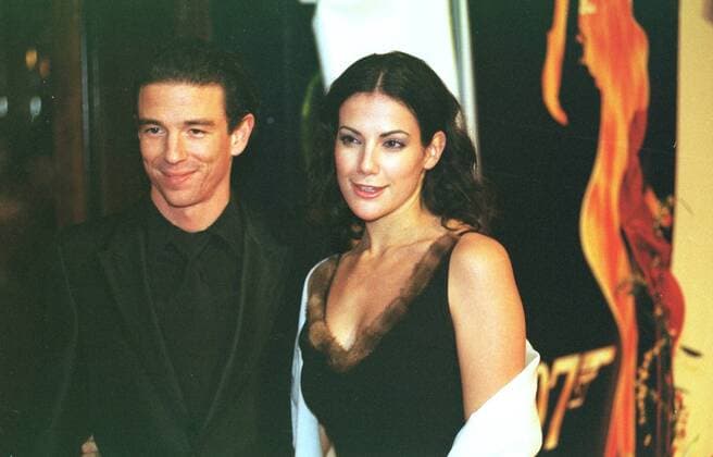 Oliver Berben mit Freundin Bettina Zimmermann Farbnegativ 11 99 urb Bond BOND Premiere Kino Film Gast Gäste Kinofilm Gala Cosmos Kino Hotel Adlon stehend seriös lächelnd halb quer am 24.11.1999 in Berlin