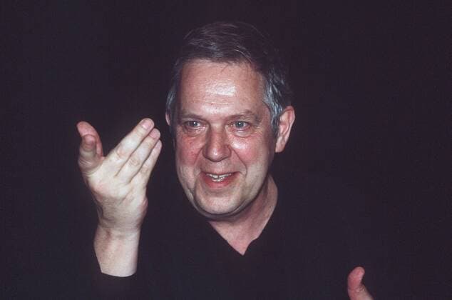 Robert Gernhardt (Autor) 04 00 urb Mann Autor Schriftstellerei Literatur Lyrik Kunst Malerei Zeichnung Lesen lesen Lesung Literatur literarisch Literaturveranstaltung Veranstaltung dunkelhaarig kurzhaarig leger Hemd schwarz sitzend redend sprechend gestikulierend Portrait quer lächelnd Fototermin Welttag des Buches am 20.4.2000 im Hotel Adlon in Berlin