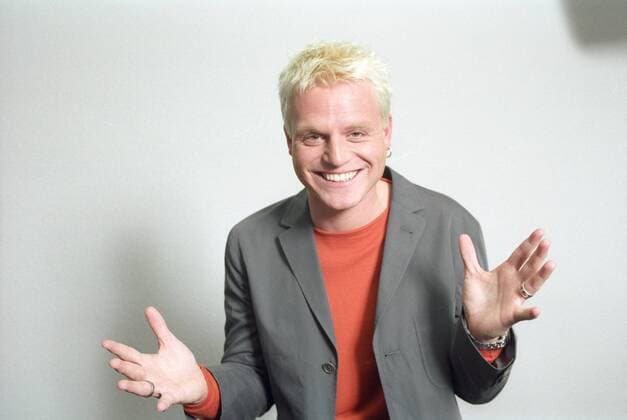 Guido Cantz (TV-Moderator) 01 00 pp Guido Cantz im Januar 2000 Deutschland deutsch Deutscher Komiker Comedy Comedian Fernsehen Moderation Mann blond kurzhaarig leger Jackett Shirt german host presenter quer halb stehend lächelnd gestikulierend