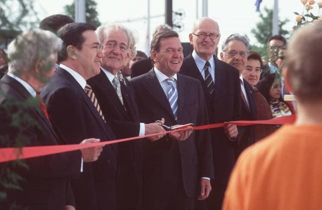 Gerhard Schröder (4.v.l.) und Johannes Rau (3.v.l.) bei der Eröffnung der EXPO 2000 in Hannover 06 00 urb Politik Partei SPD Bundeskanzler Kanzler Regierung Bundesregierung kurzhaarig seriös stehend draussen EXPO-Gelände Messegelände Eröffnung Einweihung Band haltend rot zum Zerschneiden Schere halb quer lächelnd posierend Menschen Fototermin EXPO-Eröffnung am 31.05. 01.06.2000 in Hannover