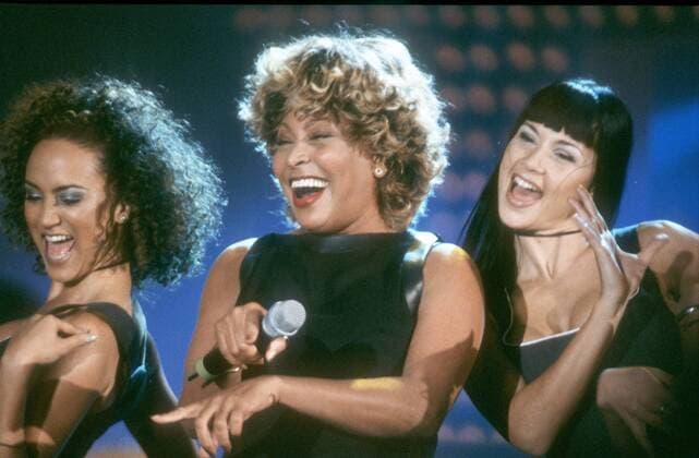 Tina Turner (Mitte, Sängerin) 11 99 te Frau Amerikanerin Amerika USA Gesang Musik Pop dunkelhaarig langhaarig leger stehend Studio Kulisse Dekoration Bühne Auftritt halb quer lächelnd strahlend Mikrophon haltend gestikulierend Wetten, daß...? (ZDF) am 13.11.1999 in Berlin