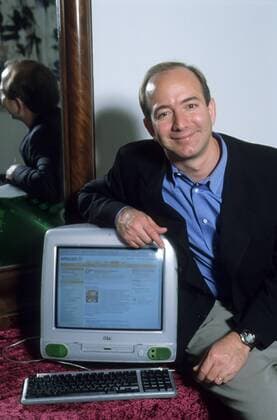 Jeffrey P. Bezos (Gründer und Geschäftsführer Amazon.com Inc) 11 99 her Mann Internet Medien Gründer Geschäft Führung Amzon.com WWW Computer Monitor Klavaitur HALBGLATZE dunkelhaarig leger Hemd Jackett sitzend aufstützend lächelnd halb hoch