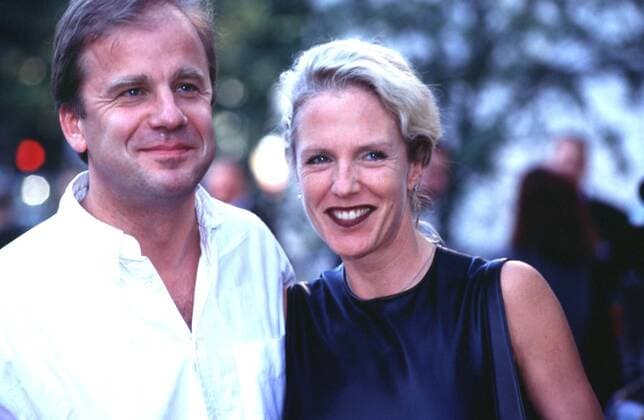 Hubertus Meyer-Burckhardt mit Ehefrau Jacqueline 09 99 her Fernsehen TV Moderation stehend draußen leger lächelnd Premiere Eyes Wide Shut Portrait quer