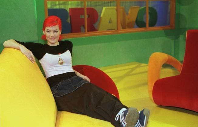 Enie van de Meiklokjes Farbnegativ 10 99 her TV Fernsehen Moderation Bravo TV RTL II RTL II Musik Frau Niederlande Holland VIVA Viva Studio Dekoration Kulisse Sofa sitzend leger Pullover dunkelhaarig aufstützend lächelnd angelehnt ganz quer
