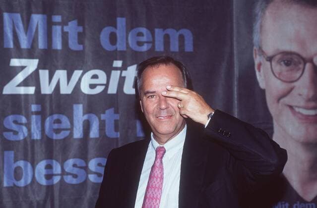 Prof.Dr.h.c. Dieter Stolte (ZDF-Intendant) 08 00 pp Mann Intendanz Fernsehen TV Medien Medienbranche dunkelhaarig kurzhaarig kurze dunkle Haare seriös Hemd Jackett Krawatte stehend Mit dem Zweiten sieht man besser Logo Schild ZDF Gestik gestikulierend lächelnd halb quer Fototermin ZDF-Programm-Pressekonferenz am 22.08.2000 in Düsseldorf