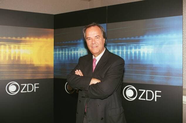 Prof.Dr.h.c. Dieter Stolte (ZDF-Intendant) 08 00 pp Mann Intendanz dunkelhaarig kurzhaarig seriös Jackett Krawatte Hemd stehend Arme Studio Dekoration Kulisse Logo stehend Arme lächelnd halb quer Pressekonferenz Konferenz PK Programm ZDF Sender TV Fernsehen Fernsehsender Medien Medienbranche intermedial Film ZDF-Film Fernsehfilm Filme Fototermin ZDF-Programm-Pressekonferenz am 22.08.2000 in Düsseldorf Farbnegativ