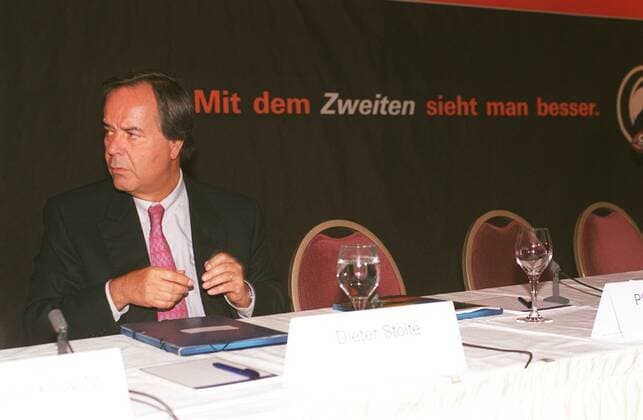 Prof.Dr.h.c. Dieter Stolte (ZDF-Intendant) 08 00 pp Mann Intendanz dunkelhaarig kurzhaarig seriös Jackett Krawatte Hemd sitzend Logo Mit dem Zweiten sieht man besser Tisch Unterlage Unterlagen Glas Getränk aufstützend neutral halb quer Pressekonferenz Konferenz PK Programm ZDF Sender TV Fernsehen Fernsehsender Medien Medienbranche intermedial Film ZDF-Film Fernsehfilm Filme Fototermin ZDF-Programm-Pressekonferenz am 22.08.2000 in Düsseldorf Farbnegativ