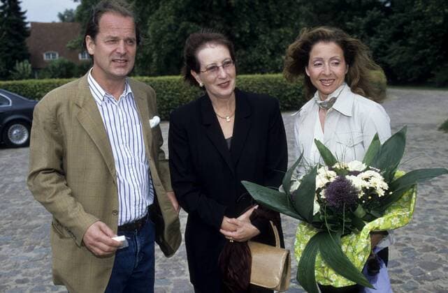 Heide Simonis (Mitte) mit Vicky Leandros und deren Ehemann Enno Freiherr von Ruffin 08 00 her SPD-Politikerin Politik Partei SPD dunkelhaarig leger stehend draussen Hof Platz halb quer lächelnd posierend Blumen Blumenstrauss Fototermin Heide Simonis Sommerreise am 16.08.2000 in Hamburg Enno Freiherr von Ruffin = Baron Enno von Ruffin adelig Adel