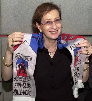 Heide Simonis (Politikerin) 03 01 teu Frau Politik Ministerpräsidentin Schleswig-Holstein dunkelhaarig kurzhaarig sportlich Brille Schmuck Ohrring Ring Kette Armband Fan Schal Handball Bundesliga Mitglied Fanclub Fan-Club Hölle-Nord SG Flensburg-Handewitt lächelnd hoch halb Auftrag WB