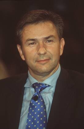 Klaus Wowereit (SPD-Politiker) 06 01 her Mann Politik Partei SPD regierender Bürgermeister von Berlin Stadt homosexuell dunkelhaarig kurzhaarig seriös Jackett Hemd Krawatte sitzend Saal Studio dunkel Show Talkshow Gast halb hoch lächelnd zuhörend NDR Talk Show (NDR) am 14.06.2001 in Hamburg