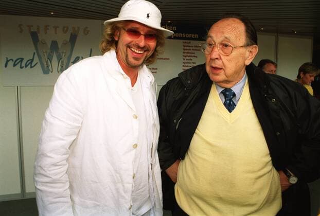 Thomas Gottschalk (li.) und Hans-Dietrich Genscher 05 01 thg Mann Schauspieler Schauspiel Film TV-Moderator TV Fernsehen Moderation Show macht Werbung Werbespot Werbespots für die Deutsche Post AG wirbt für die Post gemeinsam mit seinem Bruder leger stehend draussen halb quer lächelnd Fototermin Tour der Asse am 06.05.2001 in Verl Farbnegativ