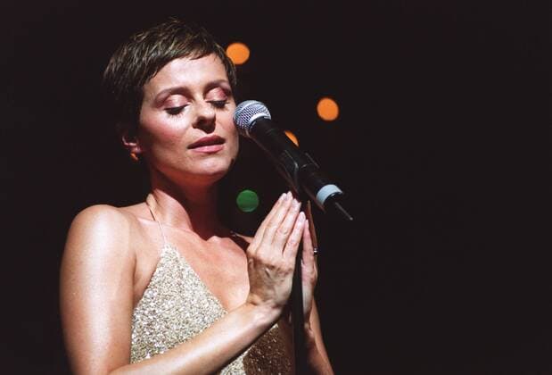 Lisa Stansfield (Sängerin) 08 01 borg Frau Amerikanerin Amerika USA Gesang Musik Pop Soul Soulsängerin dunkelhaarig kurzhaarig leger sexy Top glitzernd bauchfrei Bauch nackt Bauchnabel zu sehen Jeans stehend Saal Halle dunkel Bühne Auftritt live Konzert halb quer singend Augen geschlossen Hände um das Mikrophon den Mikrophonständer gelegt Geste gestikulierend Fototermin Ballroom of Fashion am 06.08.2001 in Düsseldorf Farbnegativ