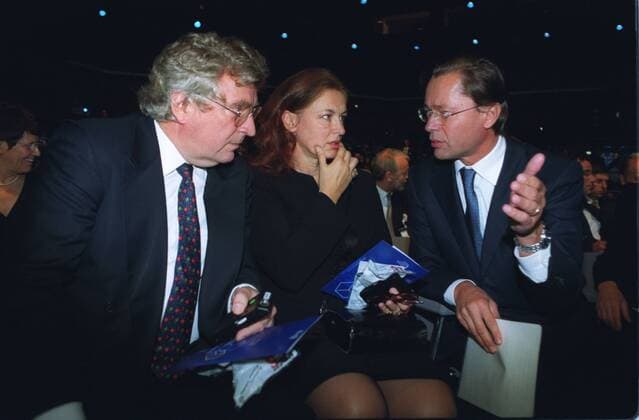 Gerd Schulte-Hillen mit Ehefrau Irene und Dr. Thomas Middelhoff (re.) 09 01 thg Veranstaltung Feier Fest Festakt Preisverleihung Bertelsmann-Stiftung dunkelhaarig festlich sitzend Saal Halle dunkel halb quer Gespräch Unterlagen Verleihung Carl Bertelsmann-Preis 2001 am 12.09.2001 in der Stadthalle Gütersloh Farbnegativ