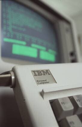 Feature Symbol: IBM PC 5150 , erster PC, Erfolgsgeschichte des Personal Computers 08 01 thg Featureaufnahme Featurefoto Featurebild Featurethema Thema Arbeiten Arbeit Arbeitsplatz Platz Computerarbeitsplatz Computerarbeitsplätze Computerarbeit PC Personal Computer Personalcomputer Ur-PC erster Computer Modell IBM PC 5150 Schreibtischrechner Rechner für den Schreibtisch wurde am 12.08.1981 auf den Markt gebracht von Firma Unternehmen Hersteller IBM wird nun 20 Jahre alt zwanzig Hardware PC Computer Rechner alt neu Entwicklung Entstehung Erfolgsgeschichte Geschichte Entstehungsgeschichte Entwicklungsgeschichte Weiterentwicklung Verbesserung Veränderung Gerät Maschine Technik für Arbeit Büroarbeit und Spiele Spiel Computerspiel Computerspiele verändert Arbeitswelt Arbeitszeit Arbeitstechnik Arbeitsweise Freizeit Hobby teuer billiger billig preiswert erschwinglich bezahlbar unbezahlb