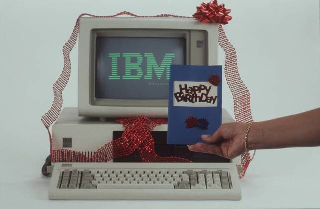 Feature Symbol: IBM PC 5150 , erster PC, Erfolgsgeschichte des Personal Computers 08 01 thg Featureaufnahme Featurefoto Featurebild Featurethema Thema Arbeiten Arbeit Arbeitsplatz Platz Computerarbeitsplatz Computerarbeitsplätze Computerarbeit Computertechnologie Technologie PC Personal Computer Personalcomputer Ur-PC erster Computer Modell IBM PC 5150 Schreibtischrechner Rechner für den Schreibtisch wurde am 12.08.1981 auf den Markt gebracht von Firma Unternehmen Hersteller IBM wird nun 20 Jahre alt zwanzig 20. zwanzigster Geburtstag Hardware PC Computer Rechner alt neu Entwicklung Entstehung Erfolgsgeschichte Geschichte Entstehungsgeschichte Entwicklungsgeschichte Weiterentwicklung Verbesserung Veränderung Gerät Maschine Technik für Arbeit Büroarbeit und Spiele Spiel Computerspiel Computerspiele verändert Arbeitswelt Arbeitszeit Arbeitstechnik Arbeitsweise Freizeit Hobby teuer