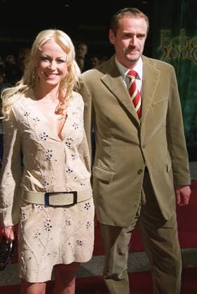 Jenny Elvers mit ihrem Partner Goetz Elbertzhagen 03 02 urb Frau Schauspielerin Schauspiel TV Fernsehen Moderatorin Moderation stehend Halle halb hoch lächelnd posierend angelehnt im Hintergrund Logo Verleihung Echo 2002 am 07.03.2002 in Berlin