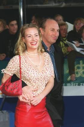 Eva Haßmann und Otto Waalkes 03 02 urb Schauspielerin Schauspieler leger gehend halb hoch lächelnd angelehnt umarmend Verleihung Echo 2002 am 07.03.2002 in Berlin