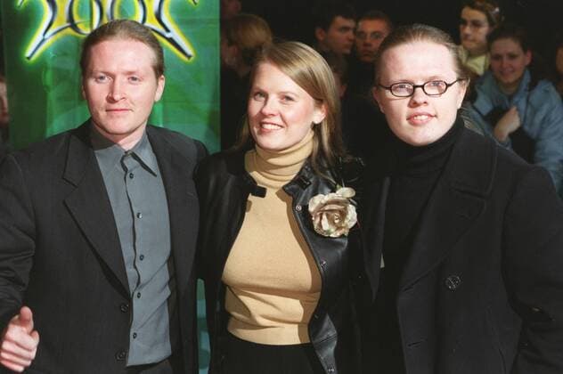 Joey, Patricia und Angelo Kelly (v.l., The Kelly Family ) 03 02 urb Iren Irland Gesang Musik Pop Familie Band Gruppe Popgruppe leger stehend Saal Halle halb quer lächelnd angelehnt umarmend Verleihung Echo 2002 am 07.03.2002 in Berlin