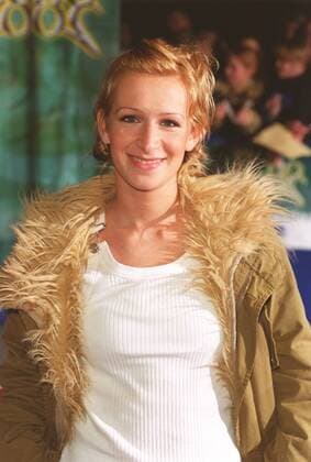 Sandra Nasic (Sängerin Guano Apes ) 03 02 urb Frau Sängerin Gesang Musik Rock Pop Band Gruppe Rockgruppe dunkelhaarig kurzhaarig leger Jacke Shirt weiss stehend halb hoch lächelnd posierend Verleihung Echo 2002 am 07.03.2002 in Berlin