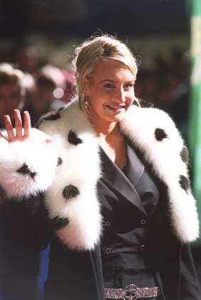 Sarah Connor (Sängerin) 03 02 urb Frau Gesang Musik Pop blondiert blond langhaarig leger Jacke Mantel Schal Kunstpelz Kunst-Pelz künstlich künstlicher unecht unechter falscher stehend draussen Abend Nacht dunkel halb hoch lächelnd grüßend winkend Verleihung Echo 2002 am 07.03.2002 in Berlin