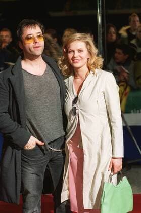 Jan Josef Liefers und Anna Loos 03 02 urb Schauspieler Schauspielerin Schauspiel leger stehend halb hoch lächelnd angelehnt Verleihung Echo 2002 am 07.03.2002 in Berlin