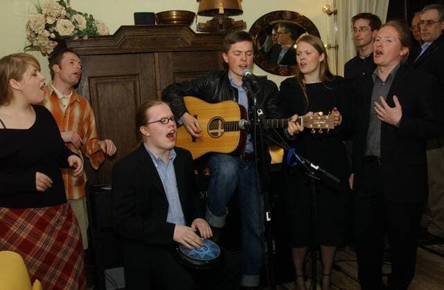 The Kelly Family (Popgruppe) 04 02 wow Iren Irland Gesang Musik Pop Familie Band Gruppe leger stehend Zimmer Wohnzimmer halb quer lächelnd singend spielend Instrument Gitarre Menschen Gäste Party bei G. S. am 27.04.2002 in Verl von links: Maite, Angelo, Paddy, Patricia, Joey