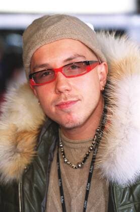 DJ Tomekk (Musiker) 03 02 urb Mann Musik Pop Techno Brille Mütze Schmuck Kette Pelz Pelzkragen Portrait hoch lächelnd Verleihung Echo 2002 am 07.03.2002 in Berlin
