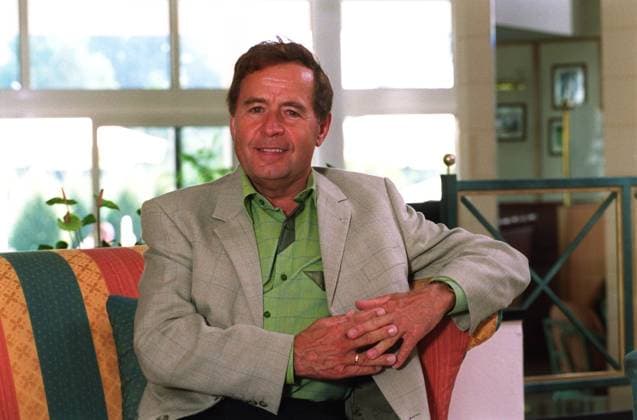 Eberhard Hertel (Sänger) 09 02 thg Mann Sänger Gesang Musik Volksmusik Vater von S. Hertel dunkelhaarig kurzhaarig leger Jackett Hemd sitzend Sofa Couch halb quer lächelnd posierend Fototermin Hertel und M. am 09.09.2002 in Halle (Westfalen) Pressegespräch Gespräch Pressekonferenz PK
