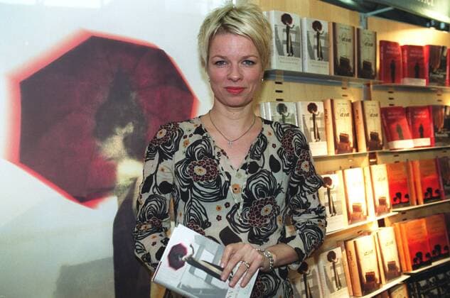 Linn Ullmann (Autorin, Model) 10 02 pp Frau Norwegen Literatur Autorin Schriftstellerin Schriftstellerei Model Modell Mode Journalismus Journalistin Tochter von Schauspielerin Liv Ullmann und Regisseur Ingmar Bergman blond kurzhaarig leger Roman Wenn ich bei dir bin quer halb lächelnd stehend Buch haltend Bücher Regal Bücherregal Stand Messestand Fototermin Frankfurter Buchmesse 2002 am 11.10.2002 in Frankfurt am Main