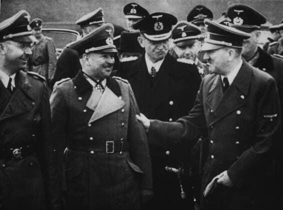 IMAGO History, Zweiter Weltkrieg: 1939 - 1945 Adolf Hitler (re.) mit Admiral Karl Dönitz (2.v.re.) und Heinrich Himmler (li.) 10 02 teu Mann Männer Deutschland drittes Reich Nationalsozialismus Politik Politiker Führer Reichskanzler Befehlshaber der U-Boot-Flotte Oberbefehlshaber der Kriegsmarine und Großadmiral Reichsführer SS historisch historische Aufnahme Foto Bild deutsche Geschichte halb quer Uniform Soldaten Armee Streitkräfte lächelnd Gespräch