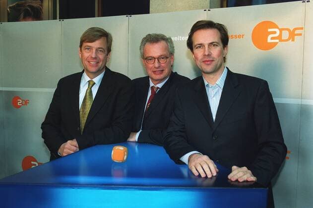 v.l.: Dr. Claus Kleber, Klaus-Peter Siegloch, Steffen Seibert 12 02 te Mann Männer Medien Journalismus TV Fernsehen ZDF Zweite Zweites Deutsche Deutsches Fernsehen Moderation Moderatoren Moderator Journalist Journalisten heute heute-journal Anchor Anchorman Hauptredaktion Aktuelles halb quer Gruppe Gruppenfoto Gruppenaufnahme lächelnd seriös Jackett Hemd Krawatte Logo Pult Jahres-Pressekonferenz (PK) am 11.12.2002 in Berlin