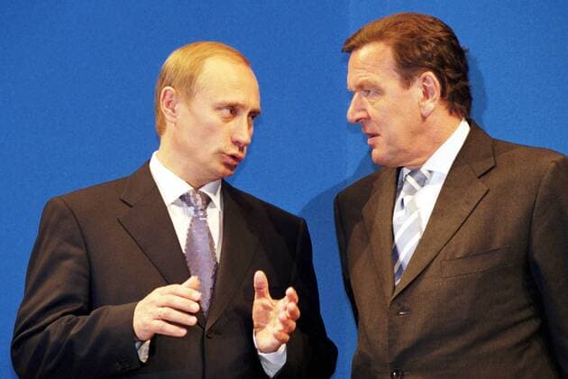 Archivmaterial Berlin 15.Juni 2000 Deutsch-Russische Regierungskonsultationen. Ministerpräsident Wladimir Putin und Bundeskanzler Gerhard Schröder (SPD) Foto Copyright : bonn-sequenz , Alter Schulweg 1 , D-53809-Reiferscheid - Jegliche Verwendung nur gegen Honorar und Beleg. Urheber Agenturvermerk - (c) bonn-sequenz - wird gemäss Paragraph 13 UrhG ausdrücklich verlangt. Es gelten ausschliesslich unsere AGB s. Wladimir Putin und Gerhard Schröder